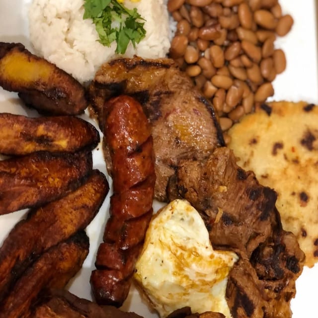 Bandeja Paisa (Colombia).
